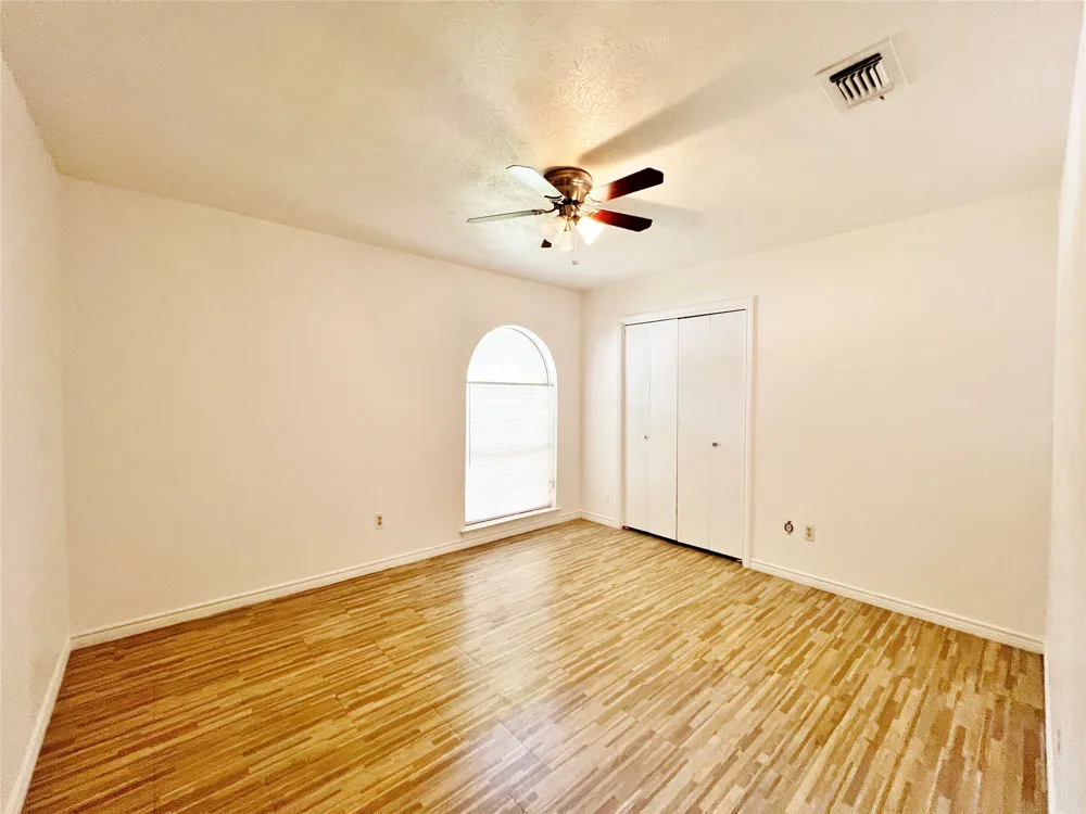 221 Connie Drive DeSoto, TX 75115
