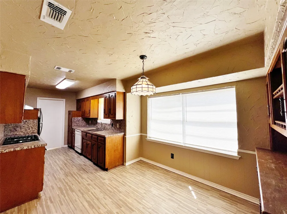 221 Connie Drive DeSoto, TX 75115