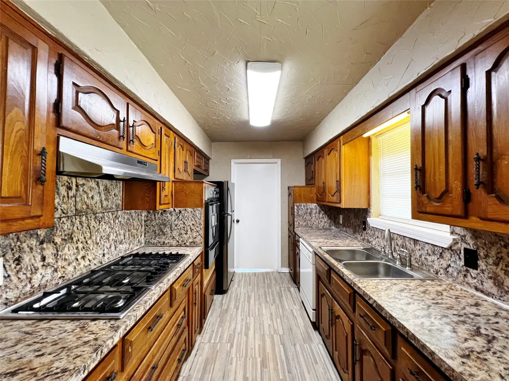 221 Connie Drive DeSoto, TX 75115