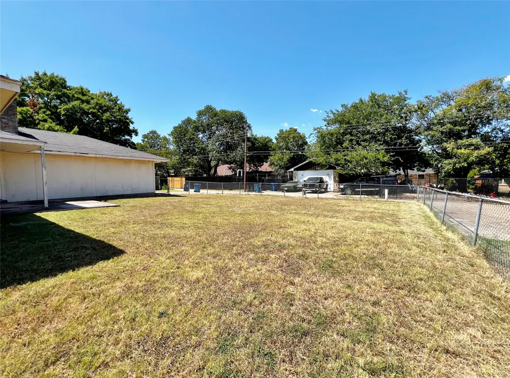 221 Connie Drive DeSoto, TX 75115