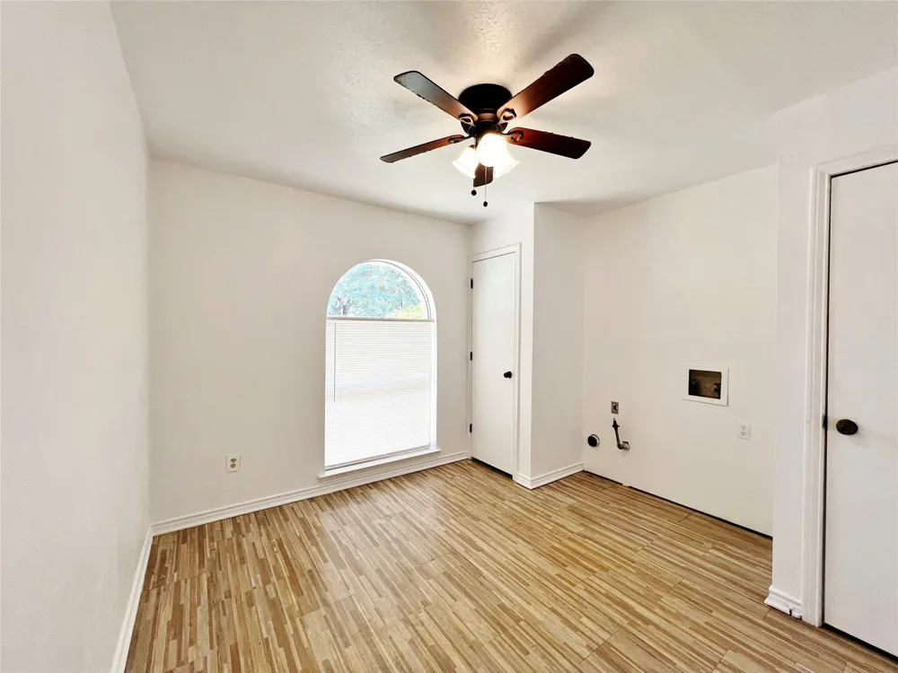 221 Connie Drive DeSoto, TX 75115