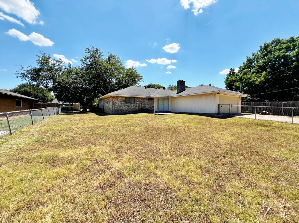 221 Connie Drive DeSoto, TX 75115