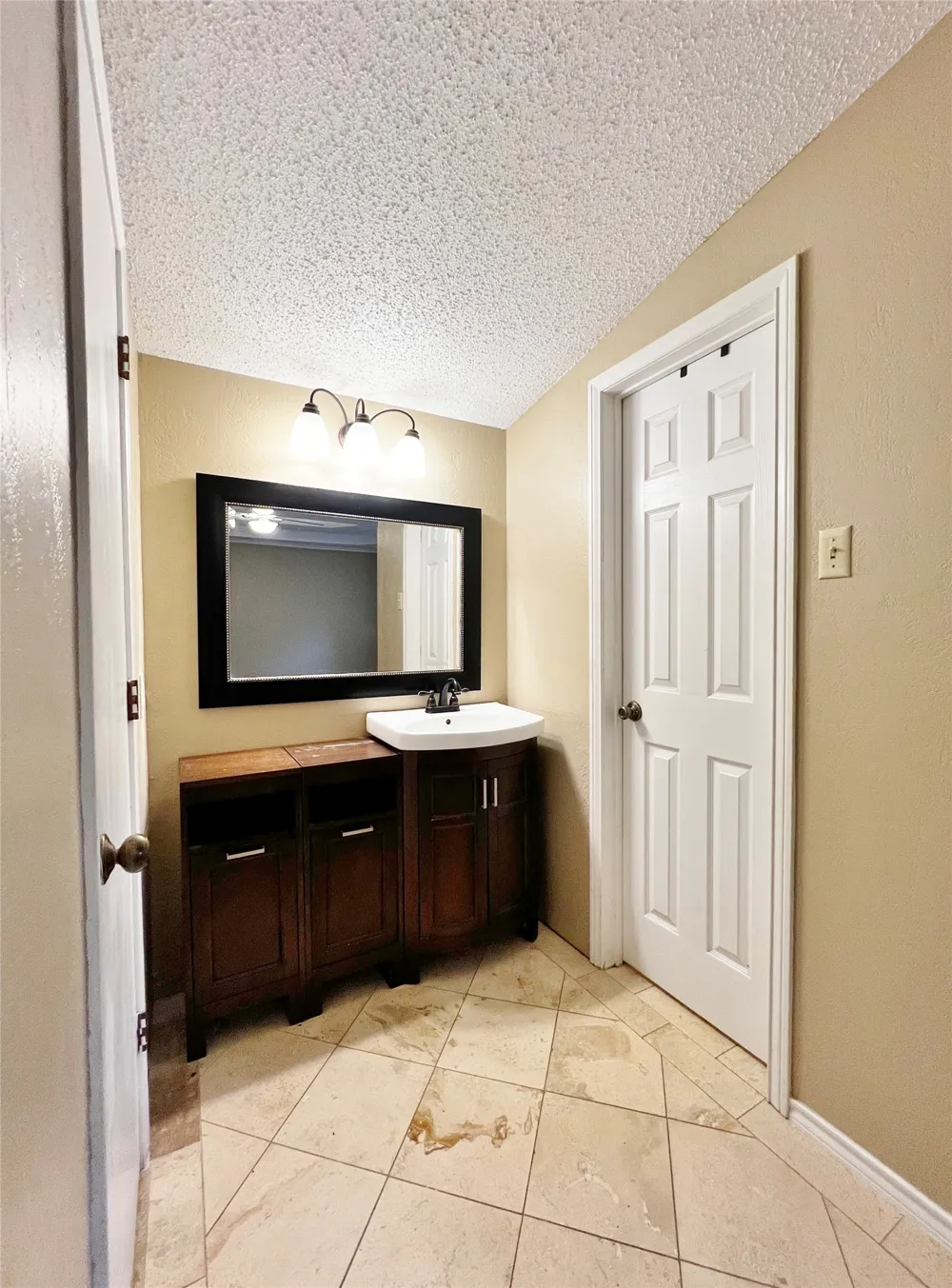 221 Connie Drive DeSoto, TX 75115