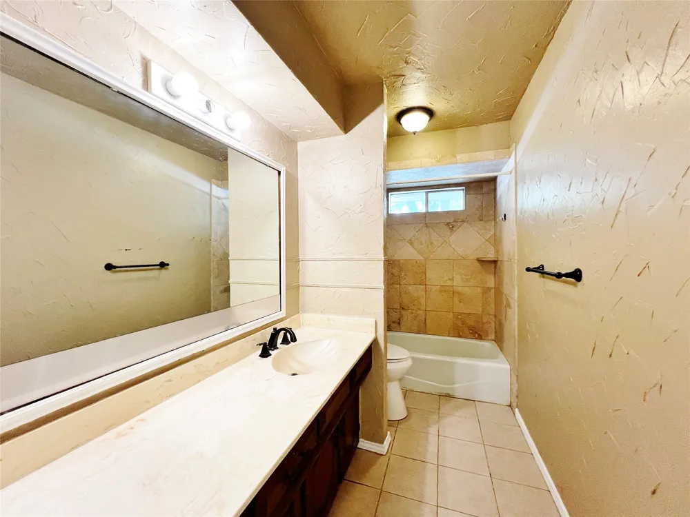 221 Connie Drive DeSoto, TX 75115