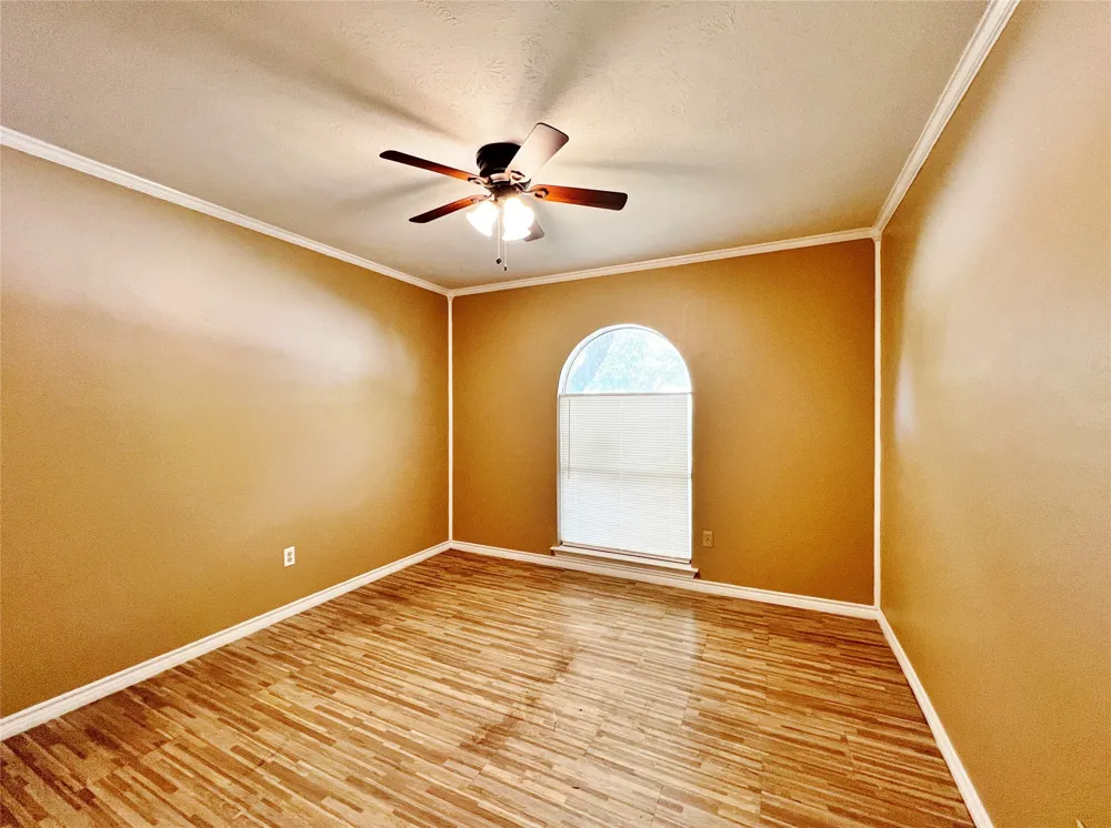 221 Connie Drive DeSoto, TX 75115