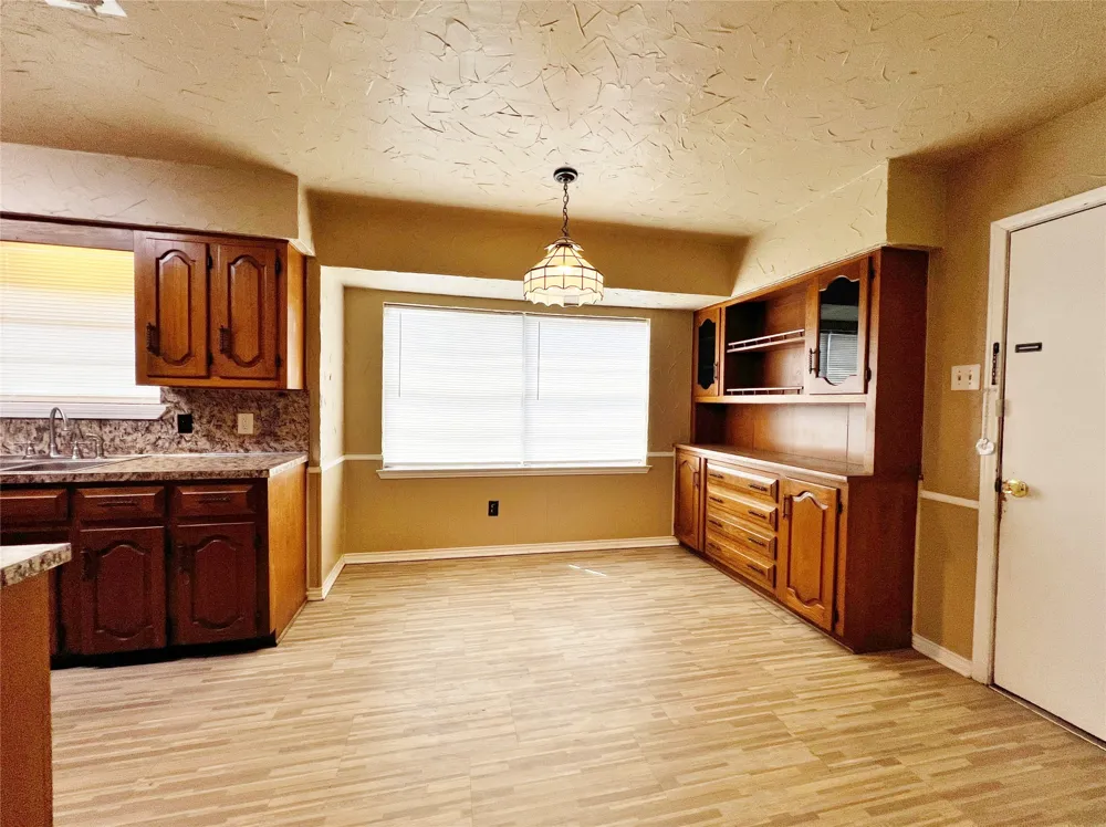 221 Connie Drive DeSoto, TX 75115