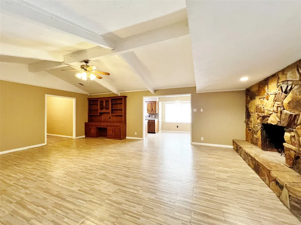 221 Connie Drive DeSoto, TX 75115