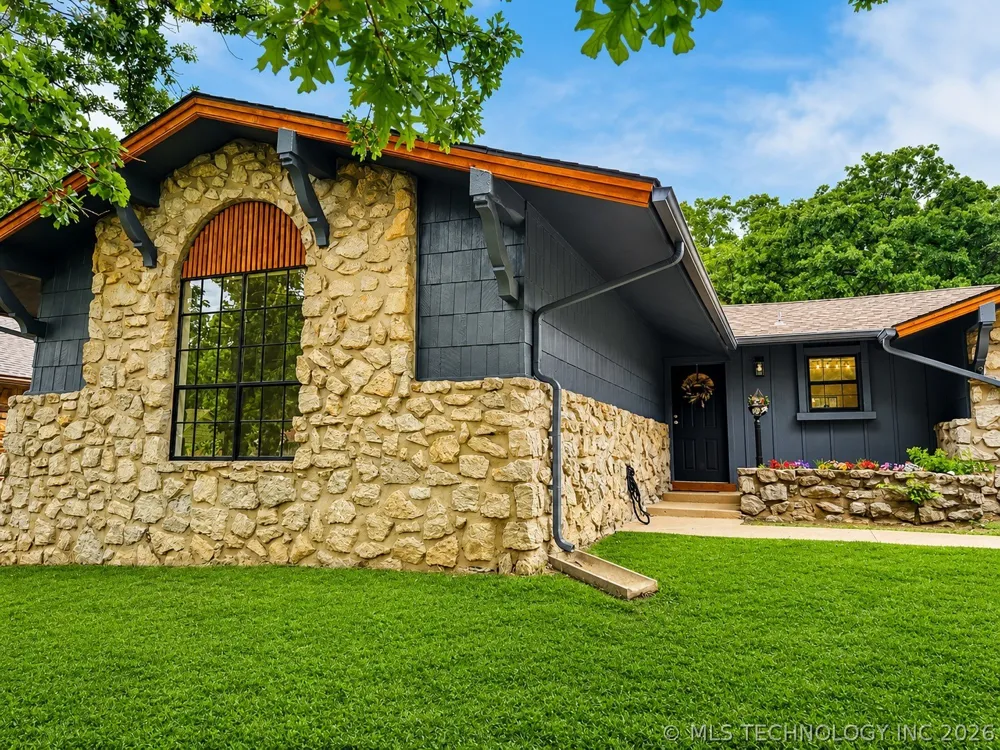 2403 W Newton Place