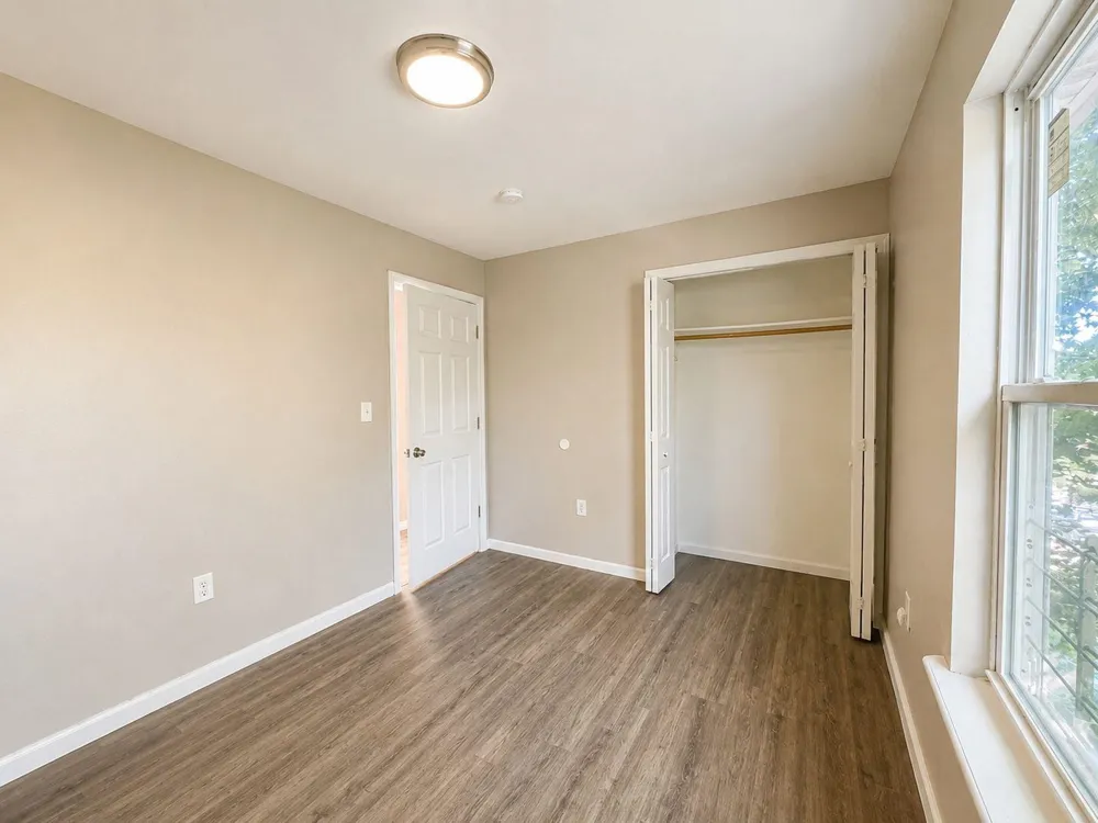 242 GRAHAM AVE Paterson, NJ 07501