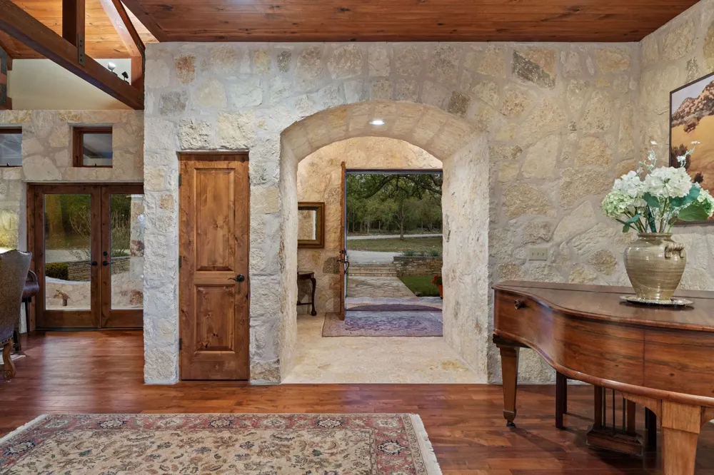 8101 FM 3237 Driftwood, TX 78619