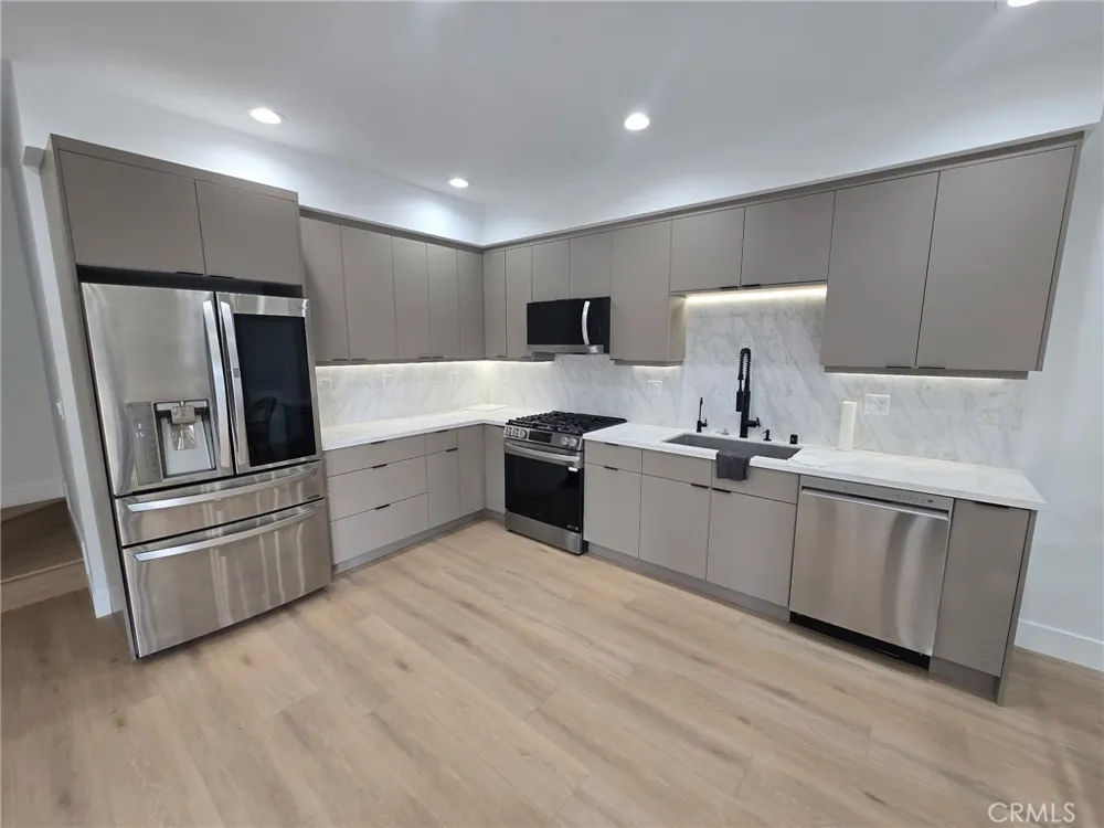 8613 Oakdale Avenue Winnetka, CA 91306