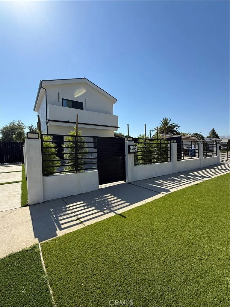 8613 Oakdale Avenue Winnetka, CA 91306