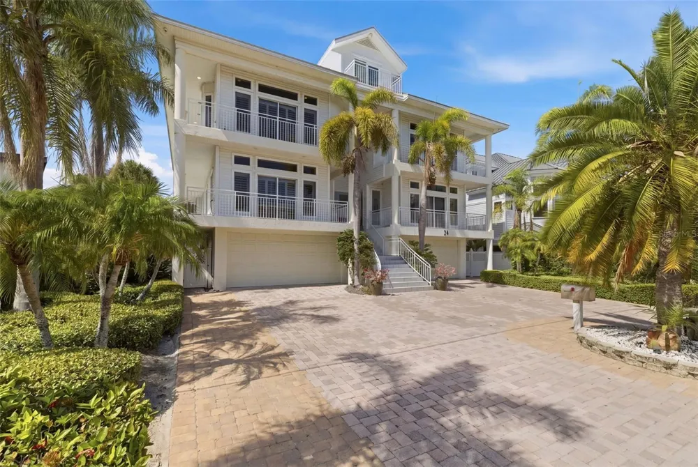 24 PINE CIRCLE Belleair, FL 33756