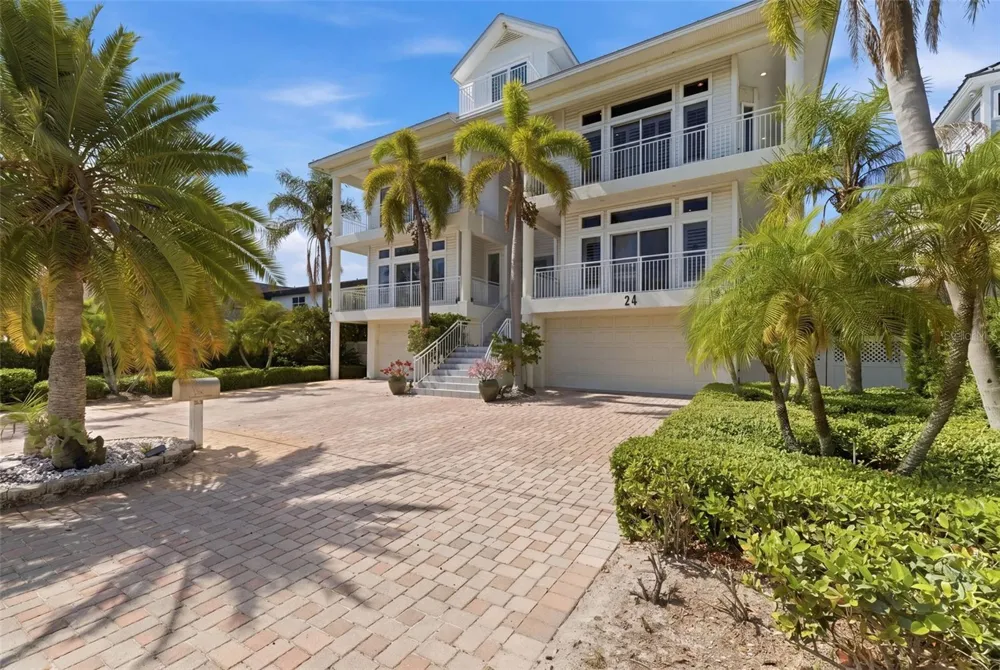 24 PINE CIRCLE Belleair, FL 33756