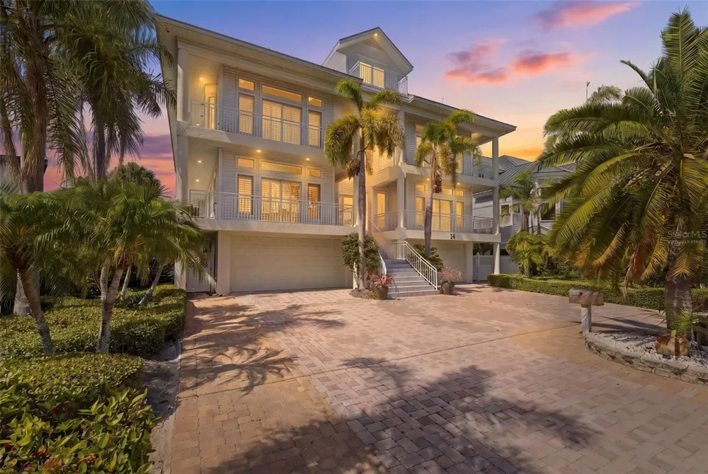 24 PINE CIRCLE Belleair, FL 33756