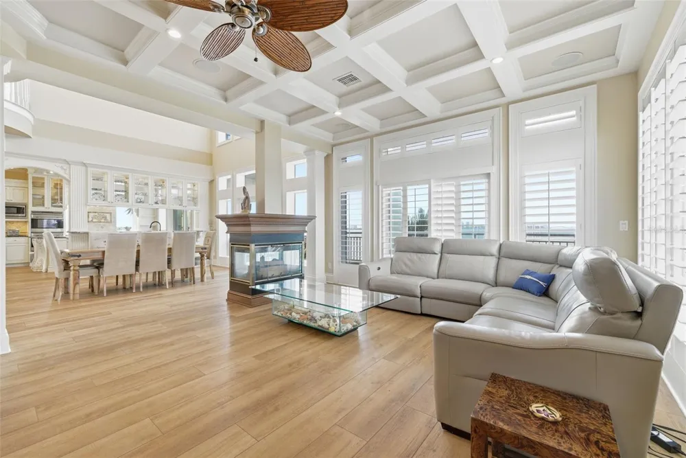 24 PINE CIRCLE Belleair, FL 33756