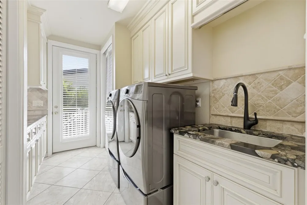 24 PINE CIRCLE Belleair, FL 33756