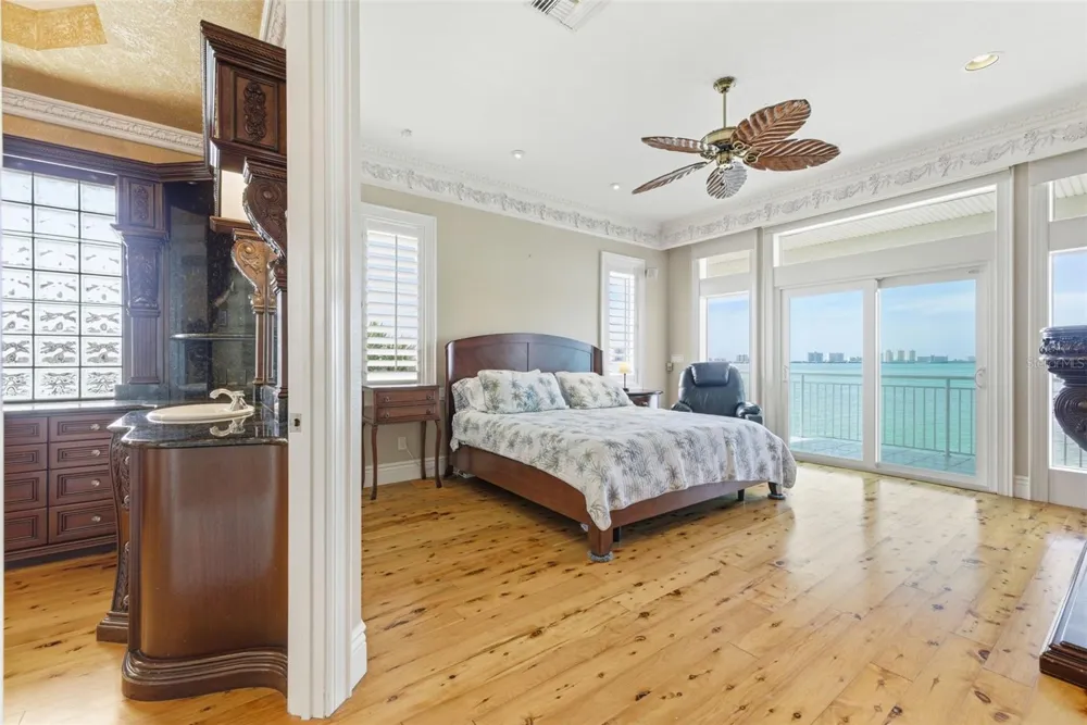 24 PINE CIRCLE Belleair, FL 33756