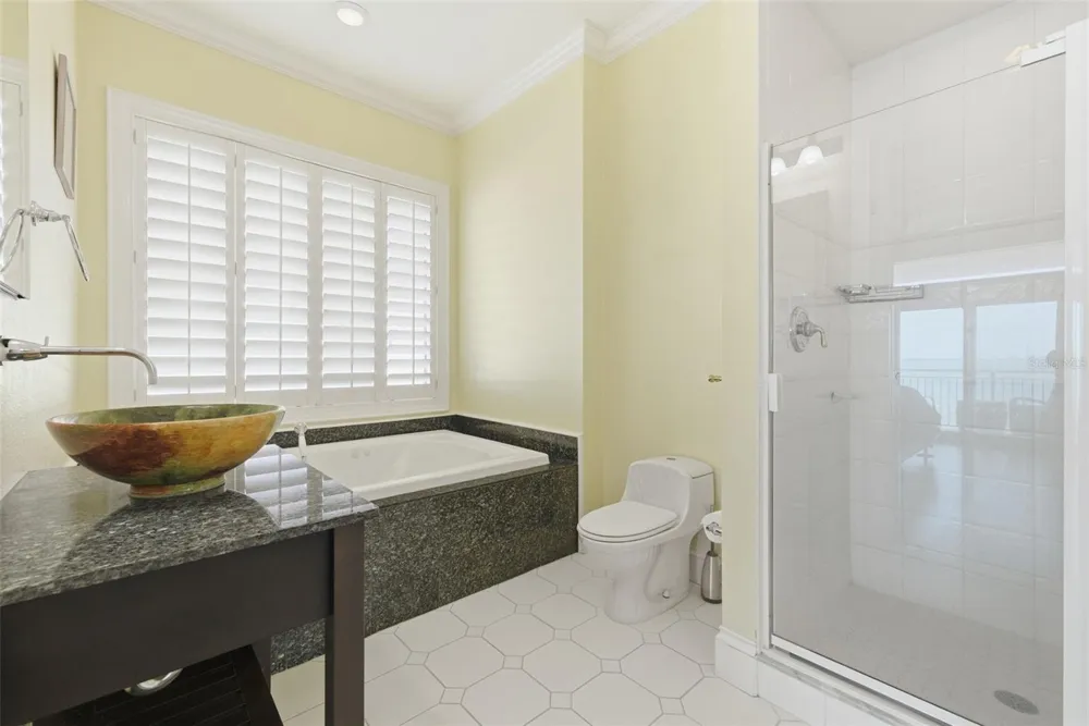 24 PINE CIRCLE Belleair, FL 33756