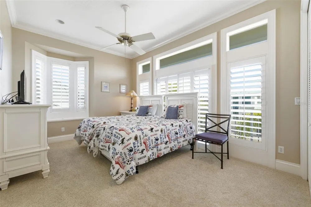 24 PINE CIRCLE Belleair, FL 33756