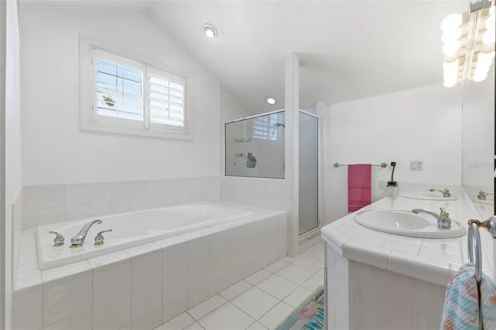 24 PINE CIRCLE Belleair, FL 33756