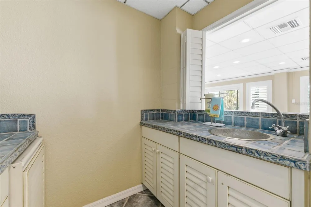 24 PINE CIRCLE Belleair, FL 33756