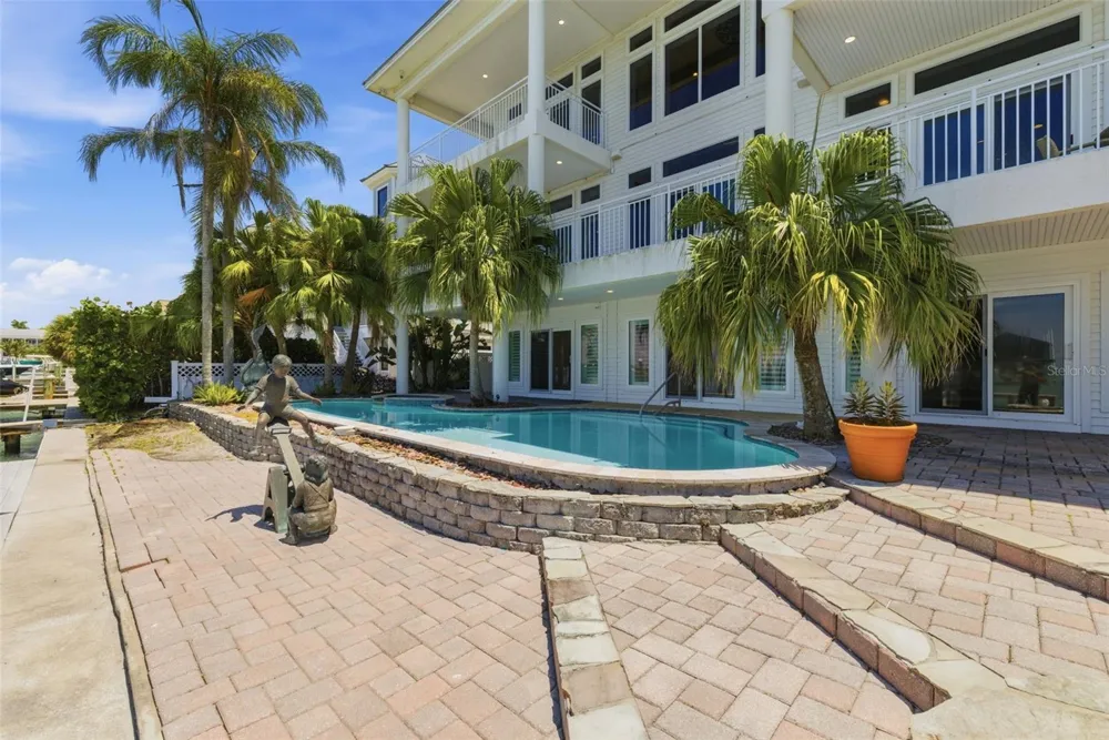 24 PINE CIRCLE Belleair, FL 33756