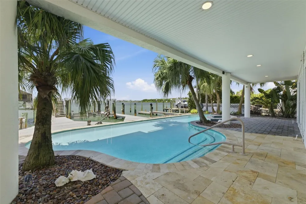 24 PINE CIRCLE Belleair, FL 33756