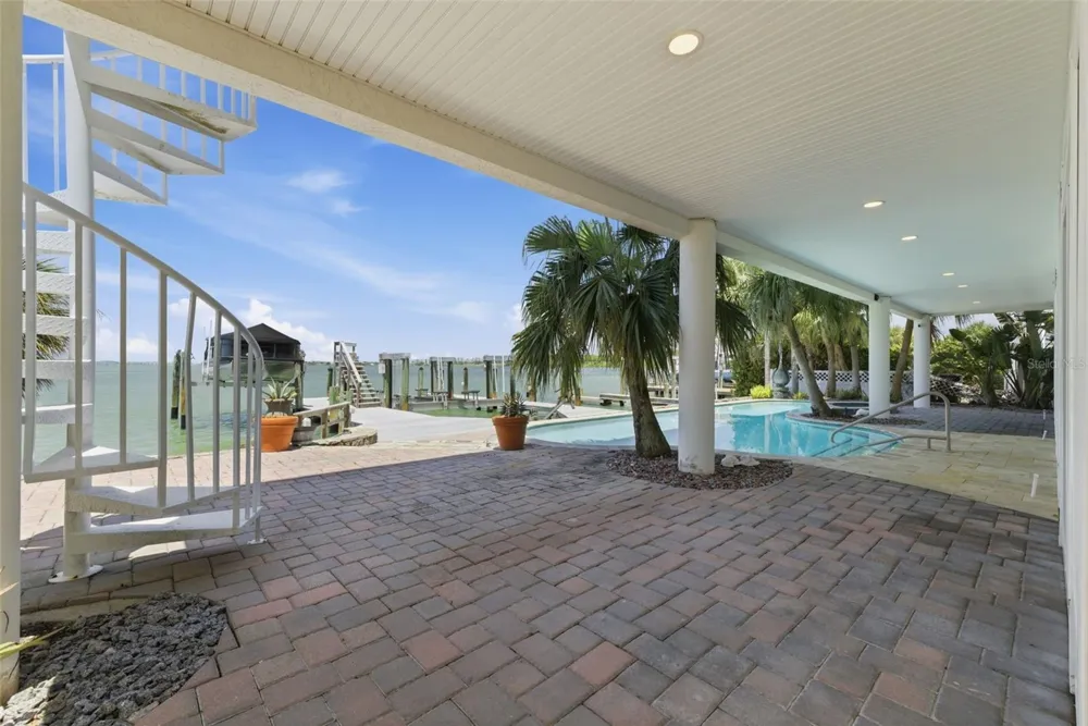 24 PINE CIRCLE Belleair, FL 33756