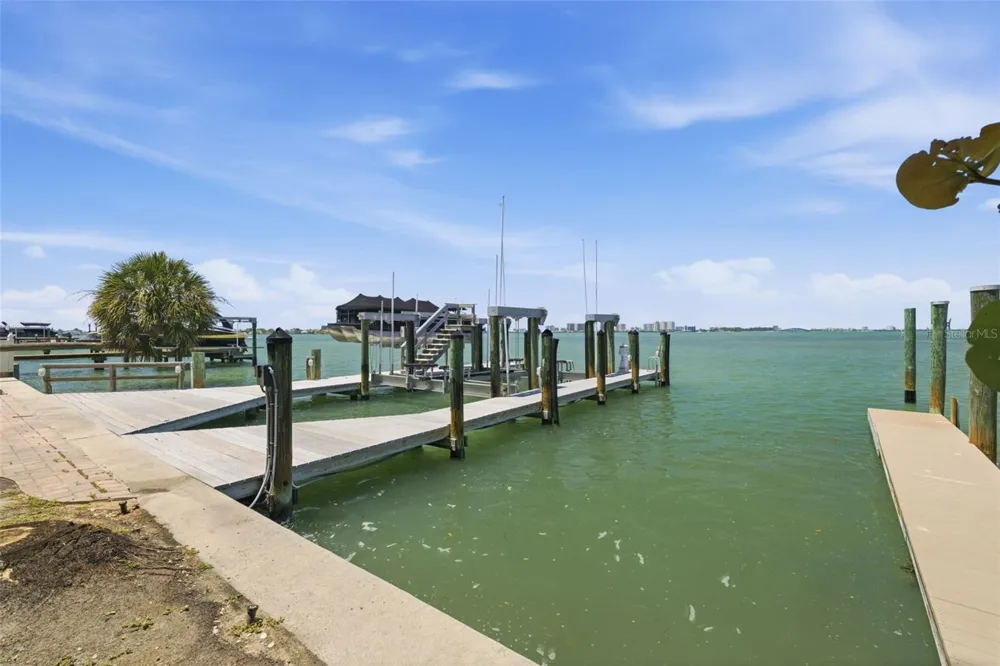 24 PINE CIRCLE Belleair, FL 33756