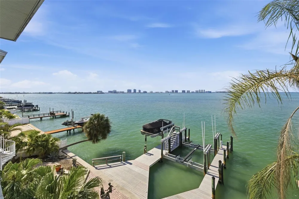 24 PINE CIRCLE Belleair, FL 33756