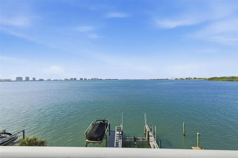 24 PINE CIRCLE Belleair, FL 33756