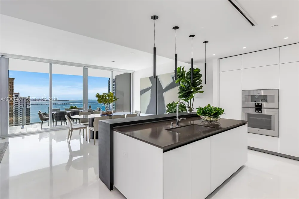 300 Biscayne Blvd Way #2802 Miami, FL 33131