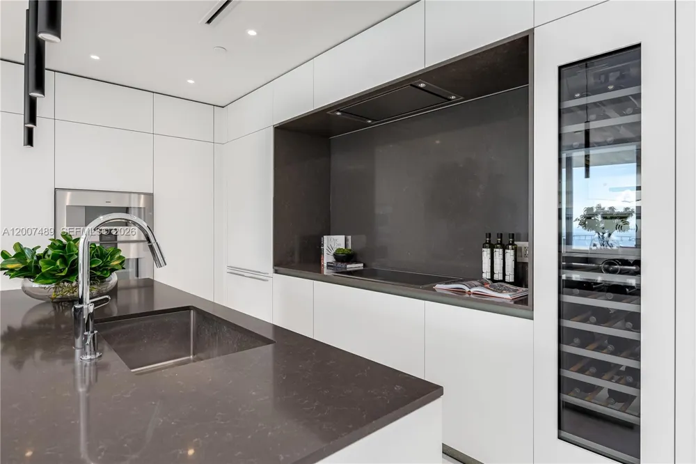 300 Biscayne Blvd Way #2802 Miami, FL 33131