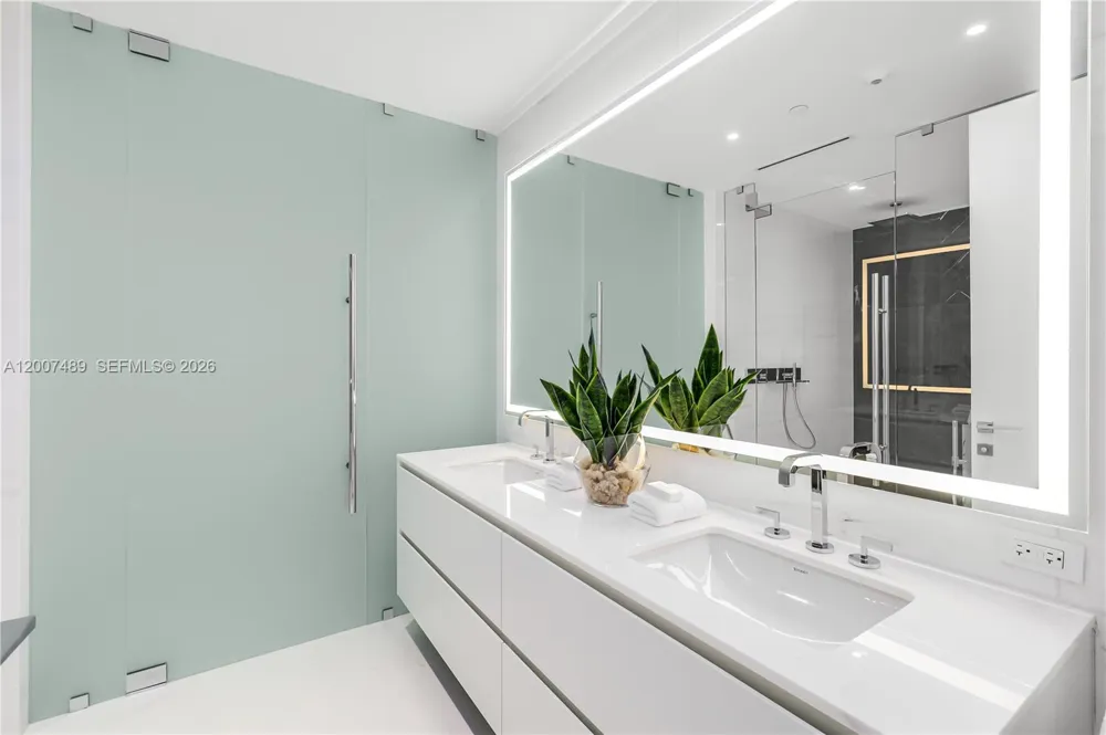 300 Biscayne Blvd Way #2802 Miami, FL 33131