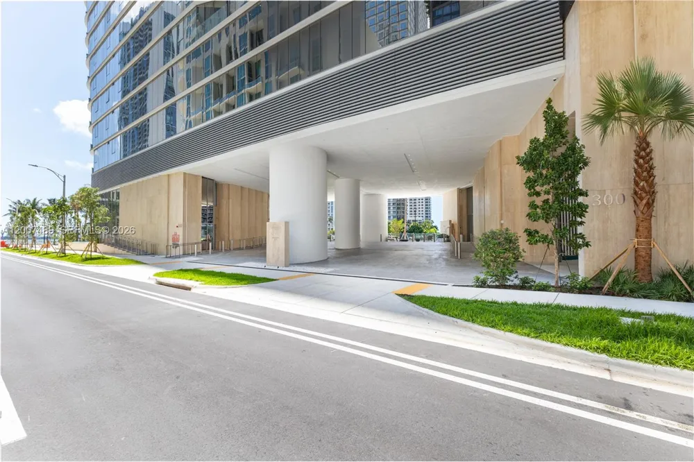 300 Biscayne Blvd Way #2802 Miami, FL 33131