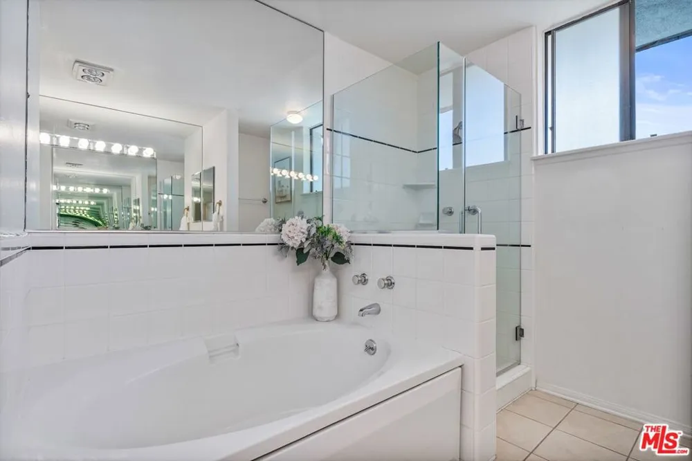 306 Bora Bora Way #305 Marina del Rey, CA 90292