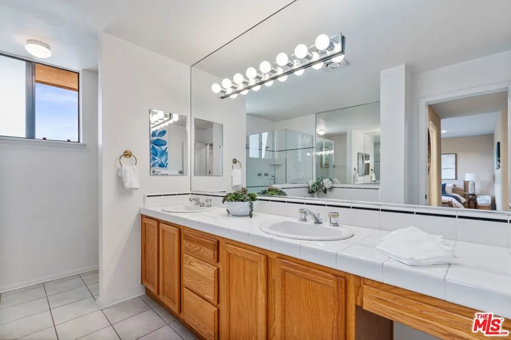 306 Bora Bora Way #305 Marina del Rey, CA 90292