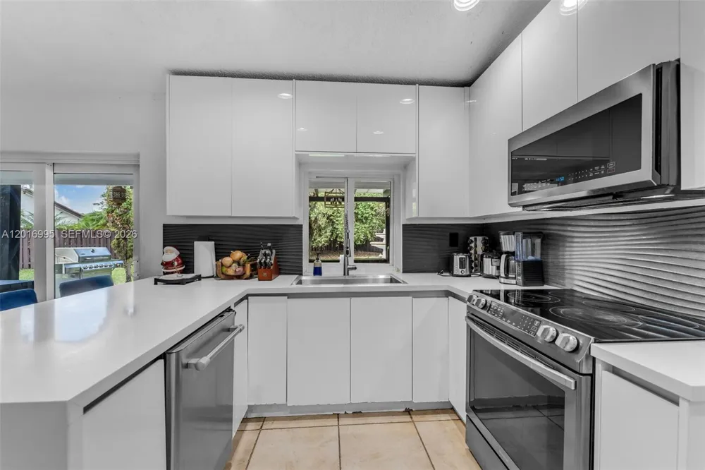 15325 SW 54th Ter Miami, FL 33185