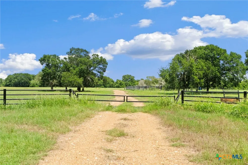 (Tracts 11 & 12) St Delight Paige, TX 78659