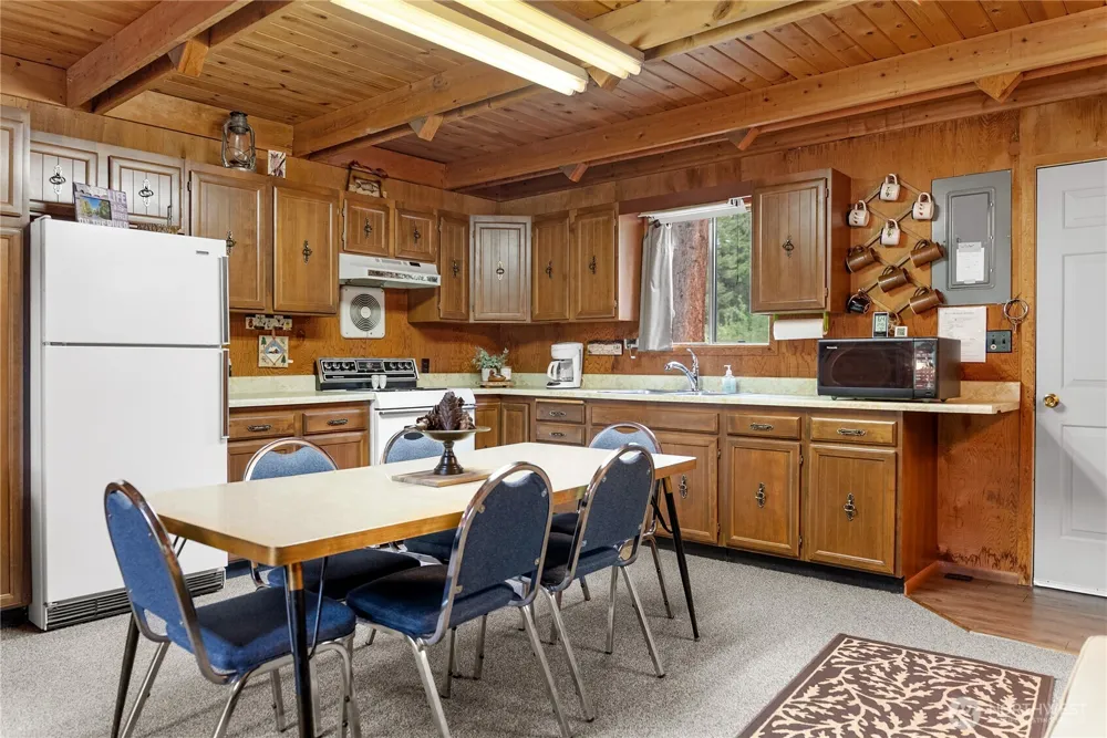 37 E Buttermilk Creek Road Twisp, WA 98856