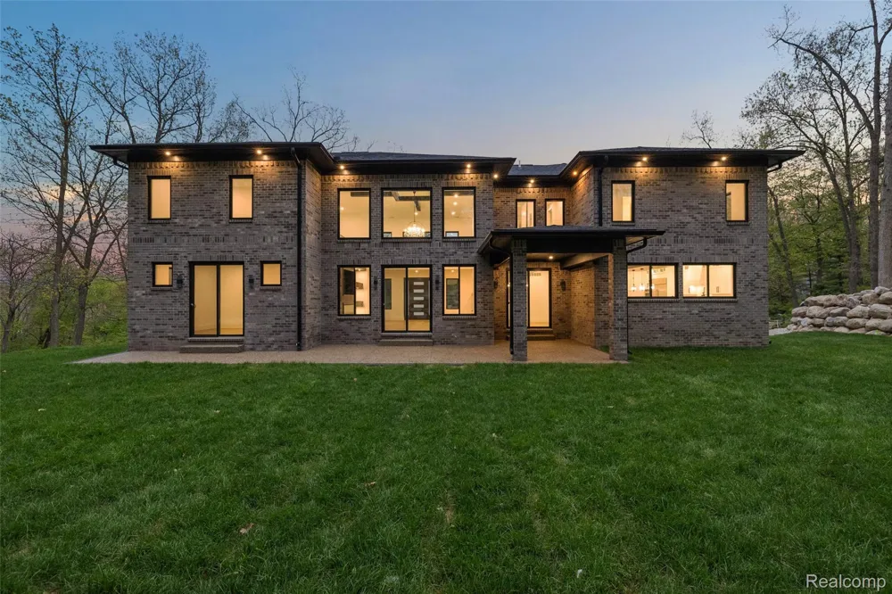 6675 College Park Drive Springfield Charter Township, MI 48346