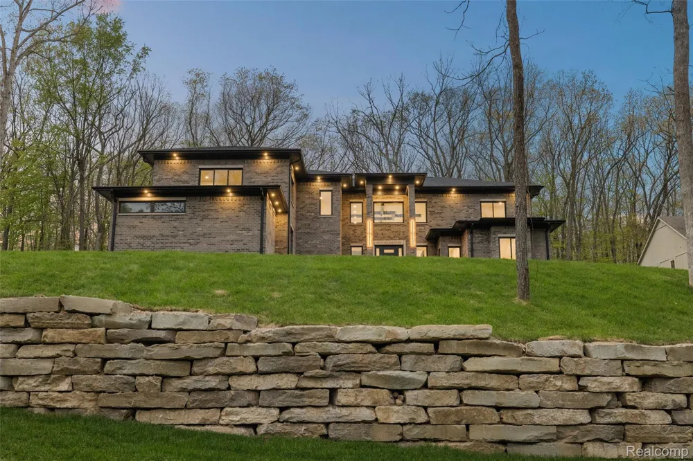 6675 College Park Drive Springfield Charter Township, MI 48346