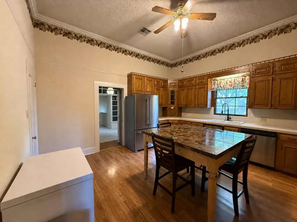 1708 S Wall Street Belton, TX 76513