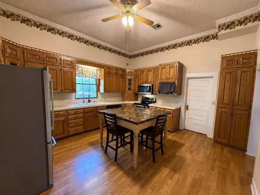 1708 S Wall Street Belton, TX 76513