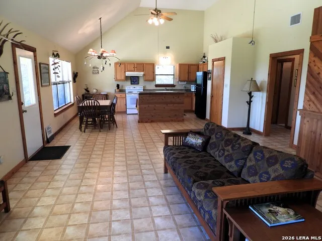 1081 Summit Lakehills, TX 78063