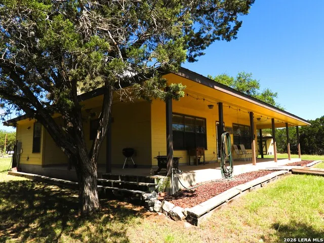 1081 Summit Lakehills, TX 78063