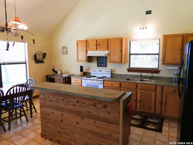 1081 Summit Lakehills, TX 78063