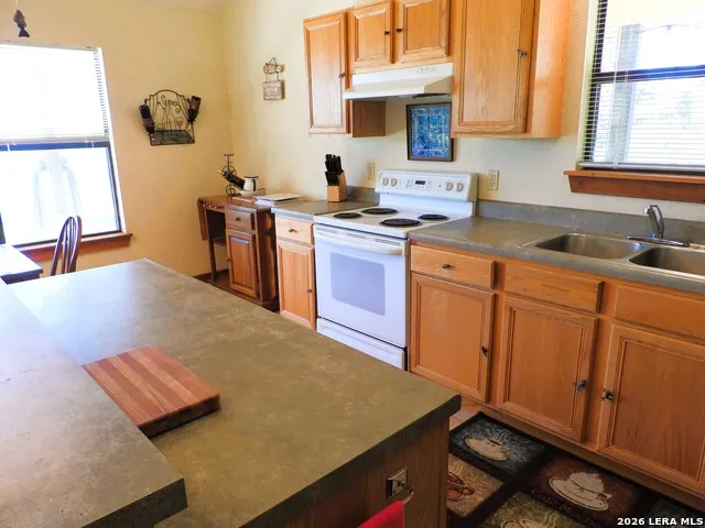 1081 Summit Lakehills, TX 78063