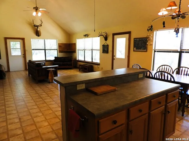 1081 Summit Lakehills, TX 78063